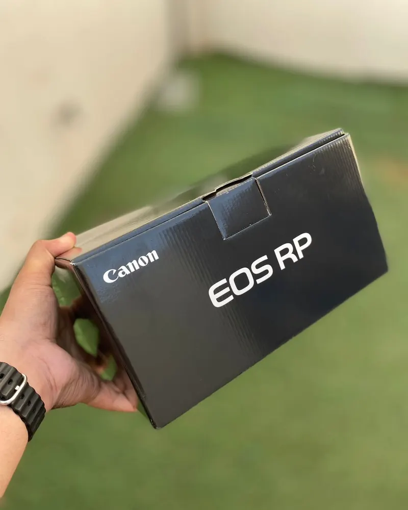 Caixa preta da câmera Canon EOS RP segurada na mão